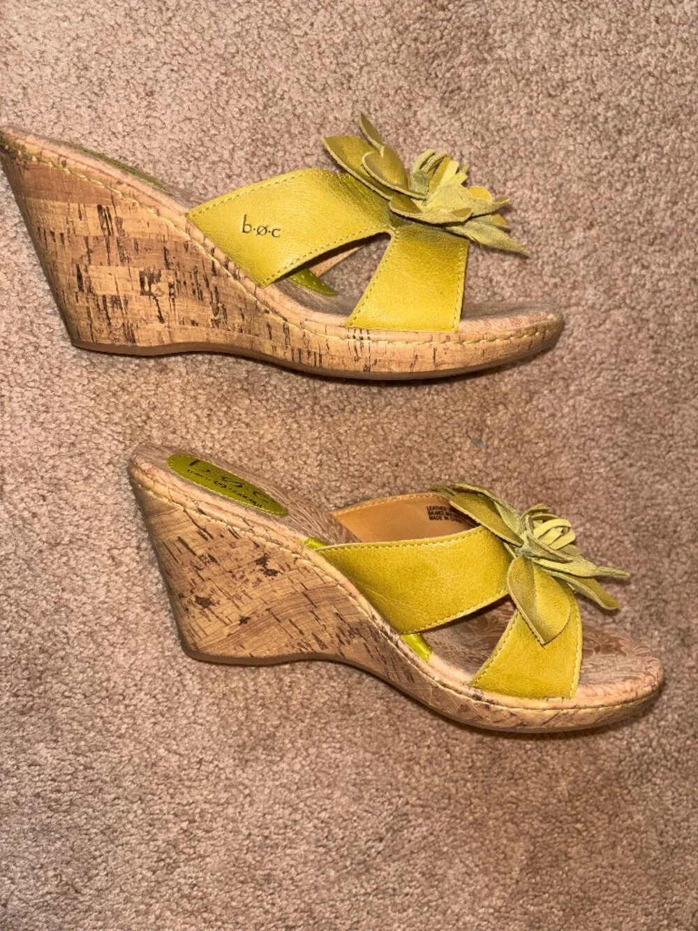 Born b.o.c. Avocado Green Leather Flower Top Leather Wedge Sandals 9